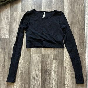 Lululemon Black long sleeve crop.